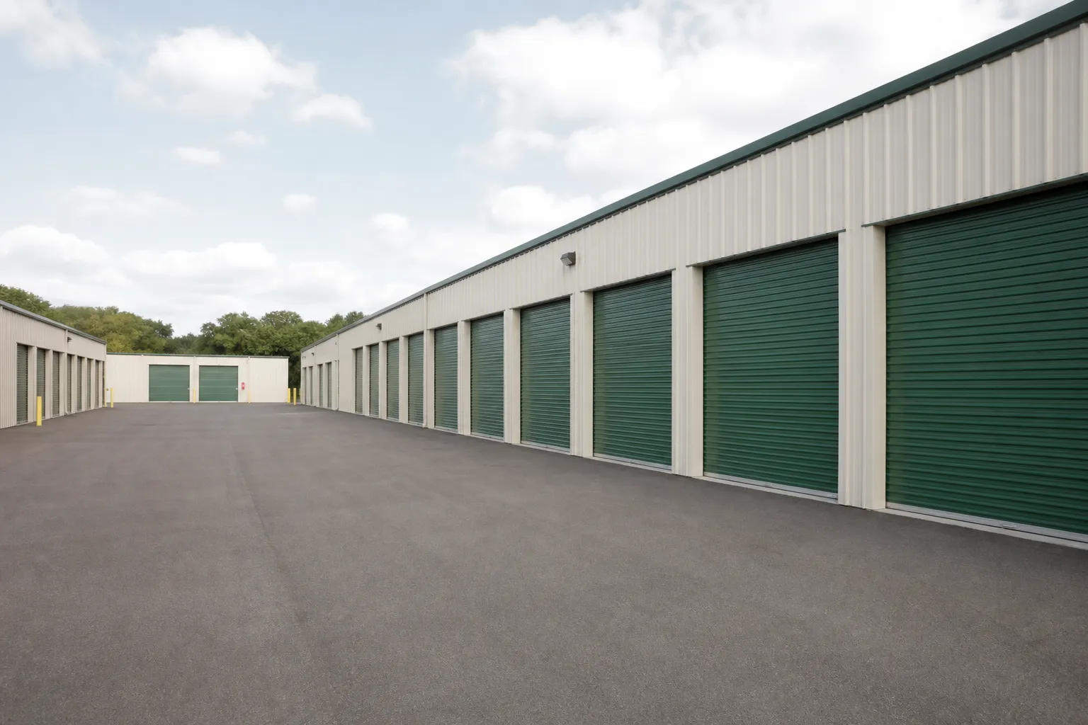 Devanture d’un centre de stockage garde-meuble, allée d’accès dégagée devant plusieurs box